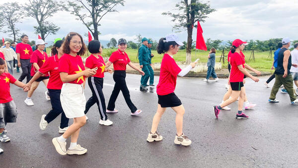 TRÊN 200 NGƯỜI TẠI XÃ ĐĂK HÀ THAM GIA CHƯƠNG TRÌNH ĐI BỘ “CÙNG VIỆT NAM TIẾN BƯỚC” NĂM 2026